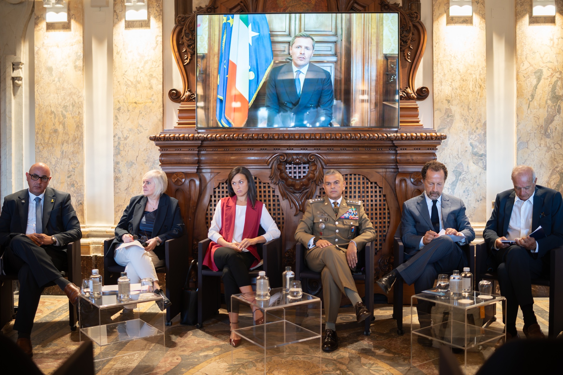 Panel con moderazione e relatori seduti